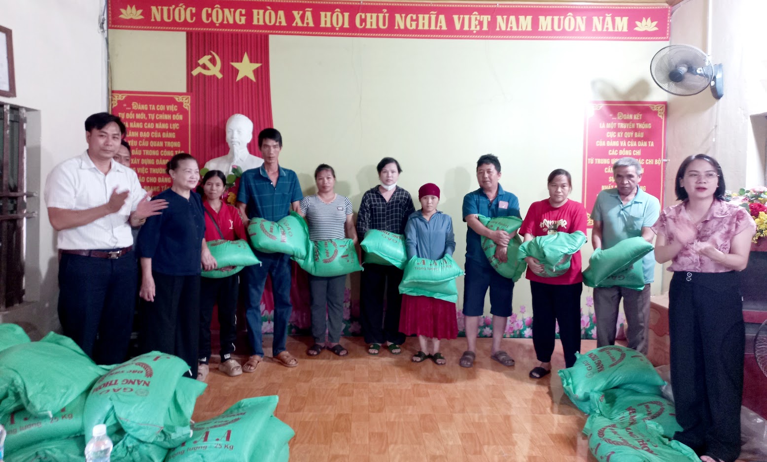 Tặng quà hộ nghèo tại xã Vị Xuyên.