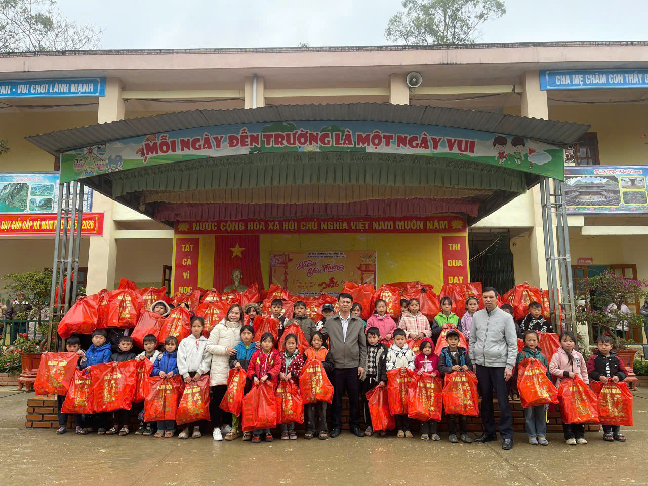 XUÂN YÊU THƯƠNG ĐẦM ẤM TẠI TRƯỜNG PTDTBT TIỂU HỌC SỦNG THÀI