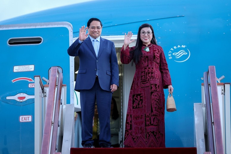 Thủ tướng Sifi Ghrieb ra sân bay đón Thủ tướng Phạm Minh Chính và Phu nhân thăm chính thức Algeria