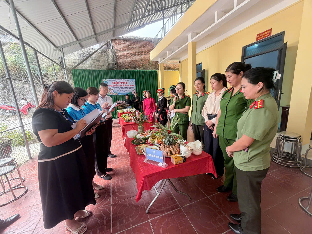 TỰ HÀO PHỤ NỮ CÔNG AN XÃ THANH THỦY – GIỎI VIỆC NƯỚC, ĐẢM VIỆC NHÀ