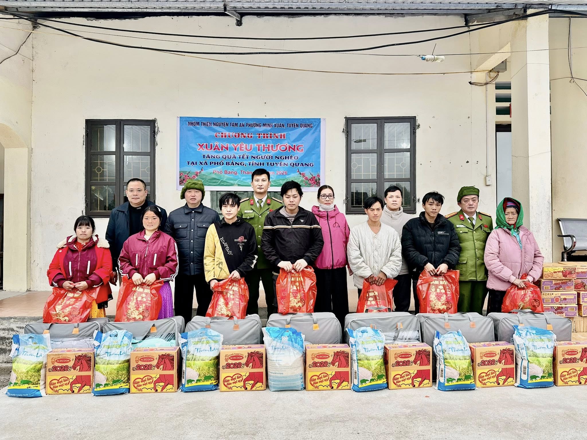 XÃ PHỐ BẢNG TRAO TẶNG QUÀ TẾT CHO NGƯỜI DÂN