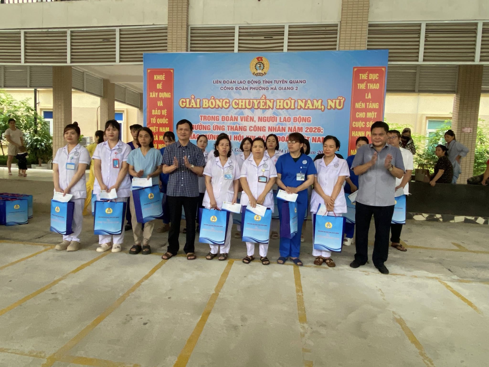 Công đoàn phường Hà Giang 2 tổ chức giải bóng chuyền hơi nam, nữ