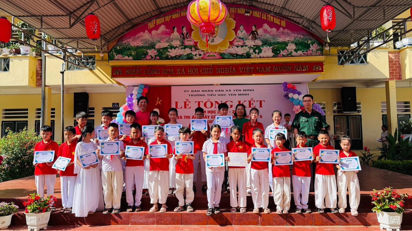 ĐỒNG CHÍ TỐNG THỊ NGÂN - PHÓ CHỦ TỊCH UBND XÃ DỰ LỄ TỔNG KẾT NĂM HỌC TẠI CÁC TRƯỜNG TRÊN ĐỊA BÀN XÃ