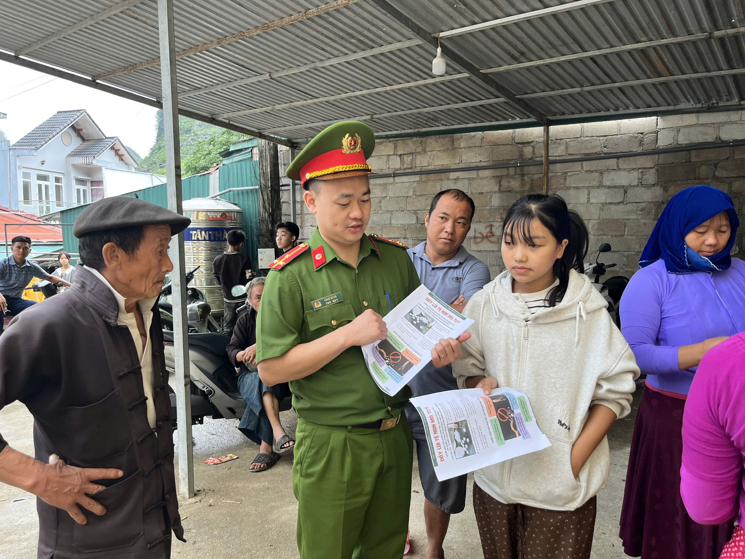 CÔNG AN XÃ LŨNG PHÌN ĐẨY MẠNH TUYÊN TRUYỀN LƯU ĐỘNG VỀ PHÒNG, CHỐNG MA TÚY