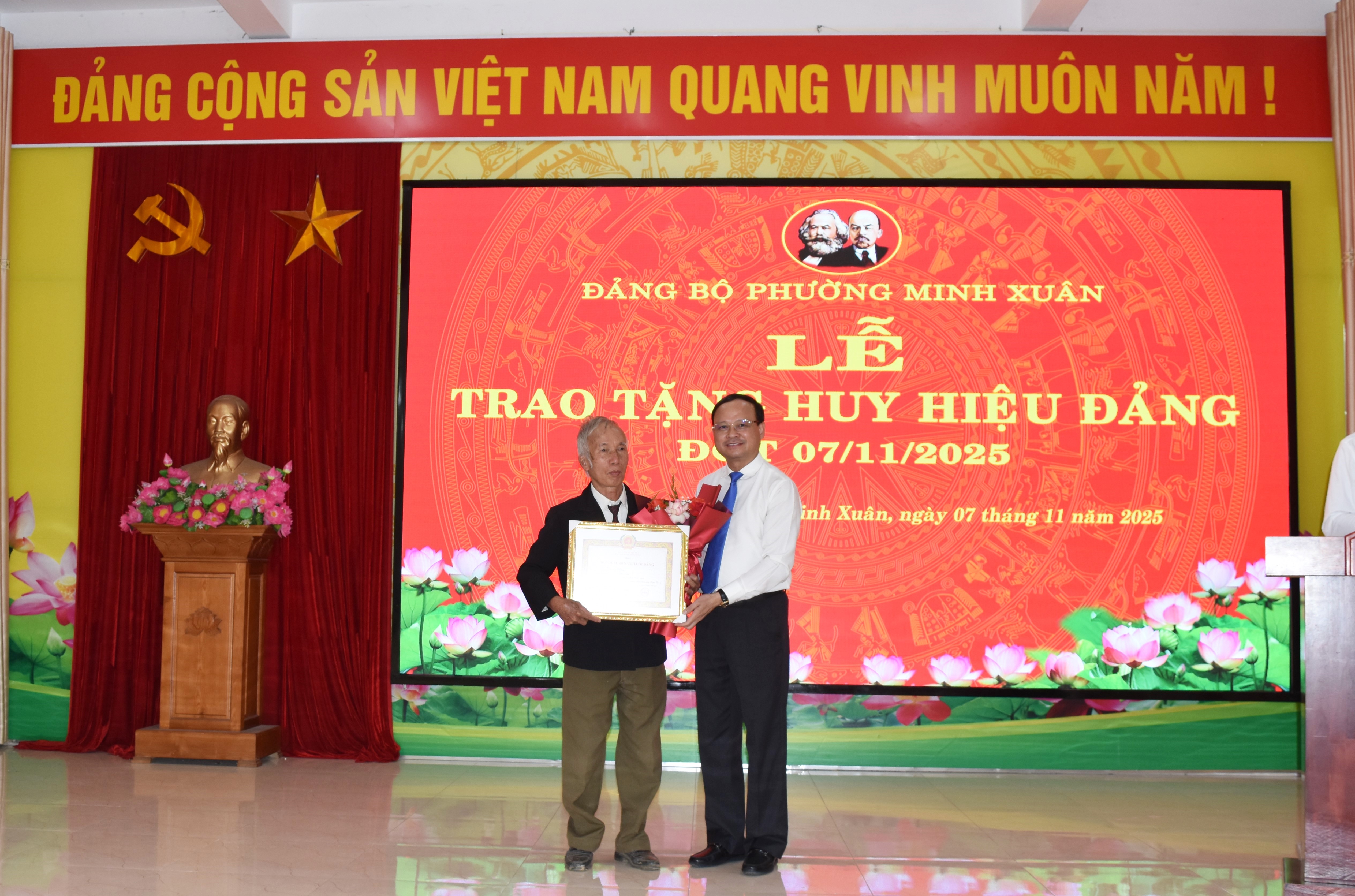 Phó Chủ tịch Thường trực UBND tỉnh Nguyễn Mạnh Tuấn - Trao Huy hiệu Đảng cho các đảng viên tại phường Minh Xuân
