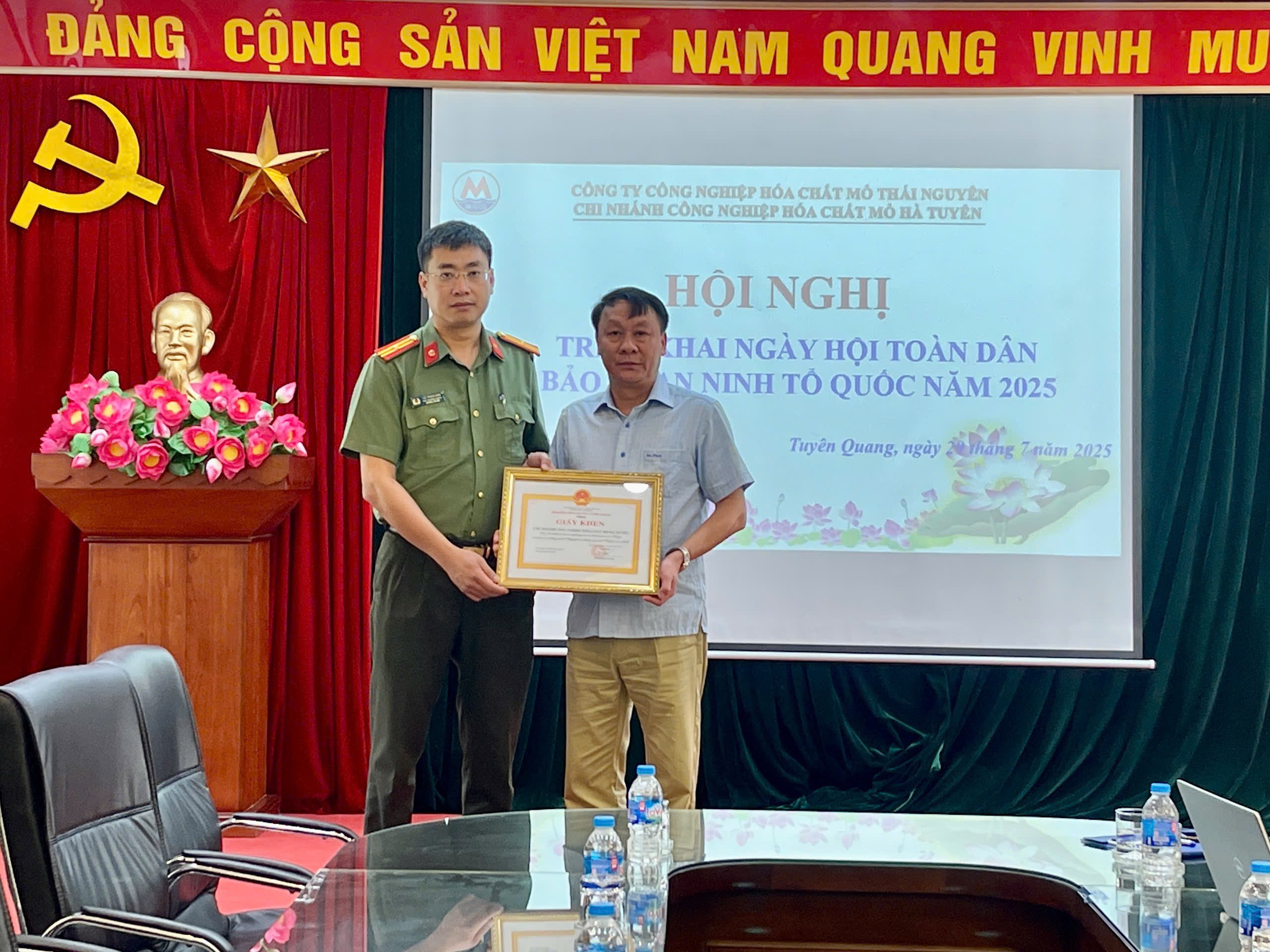 Phòng An ninh kinh tế Công an tỉnh phối hợp Công ty CP xi măng Tân Quang; Công ty công nghiệp hóa chất mỏ Hà Tuyên tổ chức  Ngày hội toàn dân bảo vệ ANTQ năm 2025