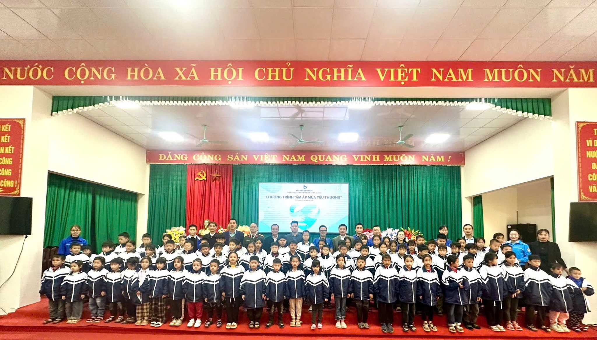 LAN TỎA YÊU THƯƠNG TỪ CHƯƠNG TRÌNH “ẤM ÁP MÙA YÊU THƯƠNG”