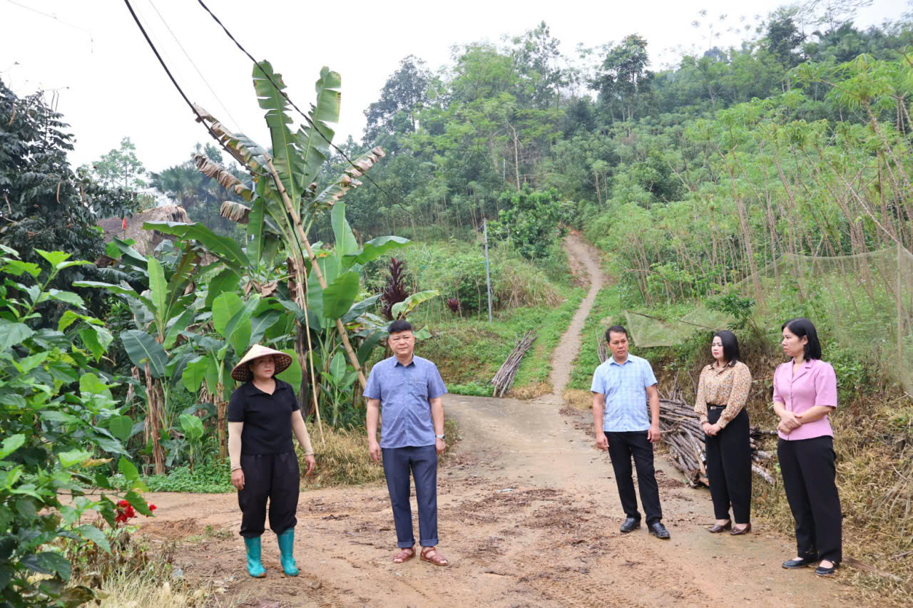 Đoàn công tác Đảng ủy xã Vĩnh Tuy kiểm tra tiến độ một số công trình, tuyến đường tại một số thôn trên địa bàn xã