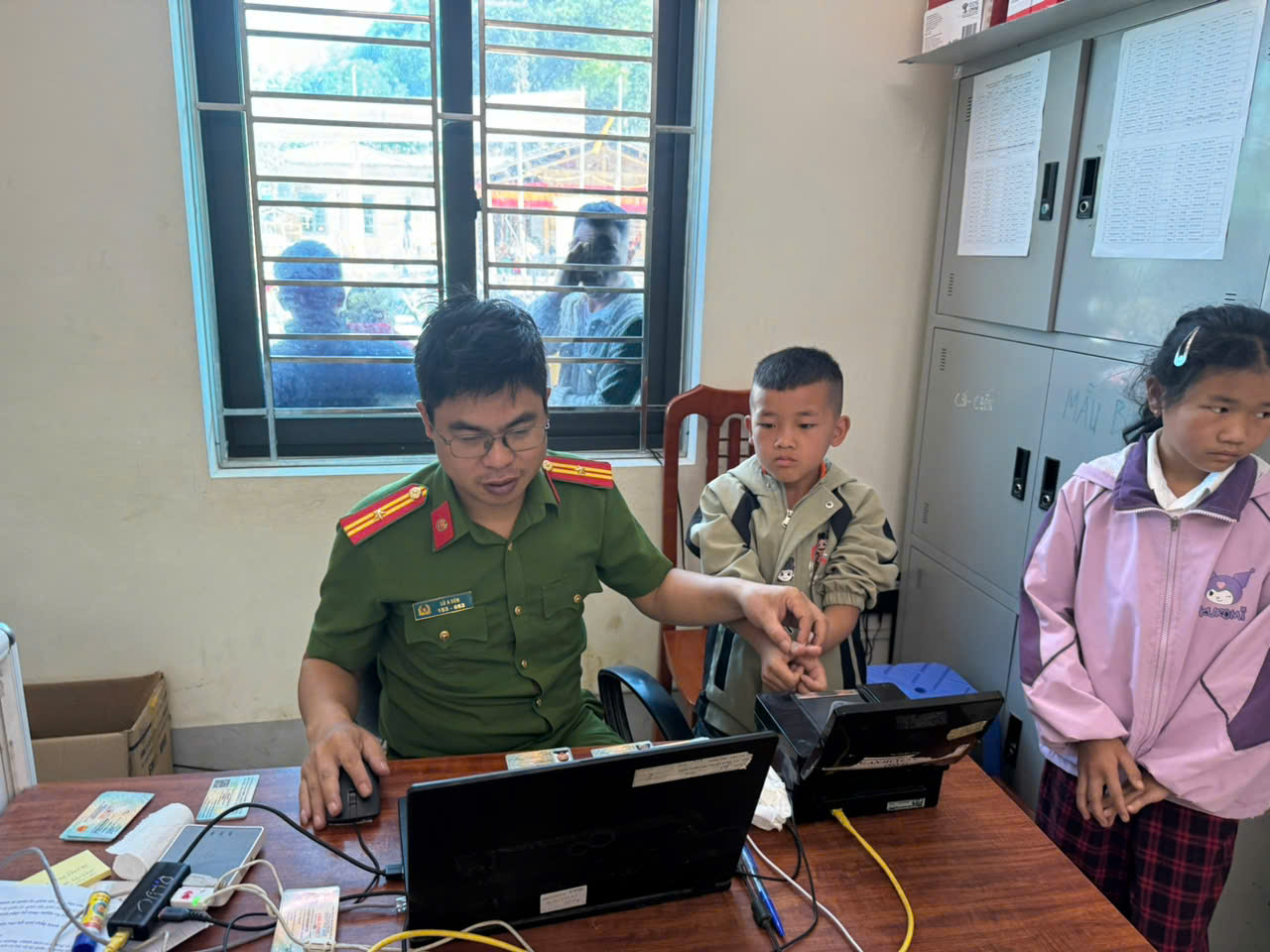 CÔNG AN XÃ LŨNG CÚ TĂNG CƯỜNG THU NHẬN HỒ SƠ CẤP CĂN CƯỚC, ĐỊNH DANH ĐIỆN TỬ CHO HỌC SINH