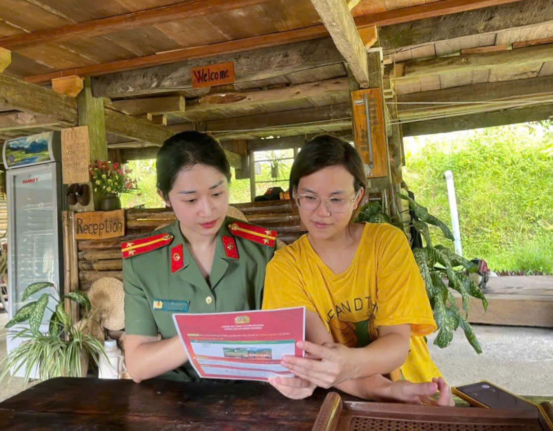 CÔNG AN XÃ NGỌC ĐƯỜNG HƯỚNG DẪN NGƯỜI NƯỚC NGOÀI KHAI BÁO LƯU TRÚ TRÊN PHẦN MỀM ASM