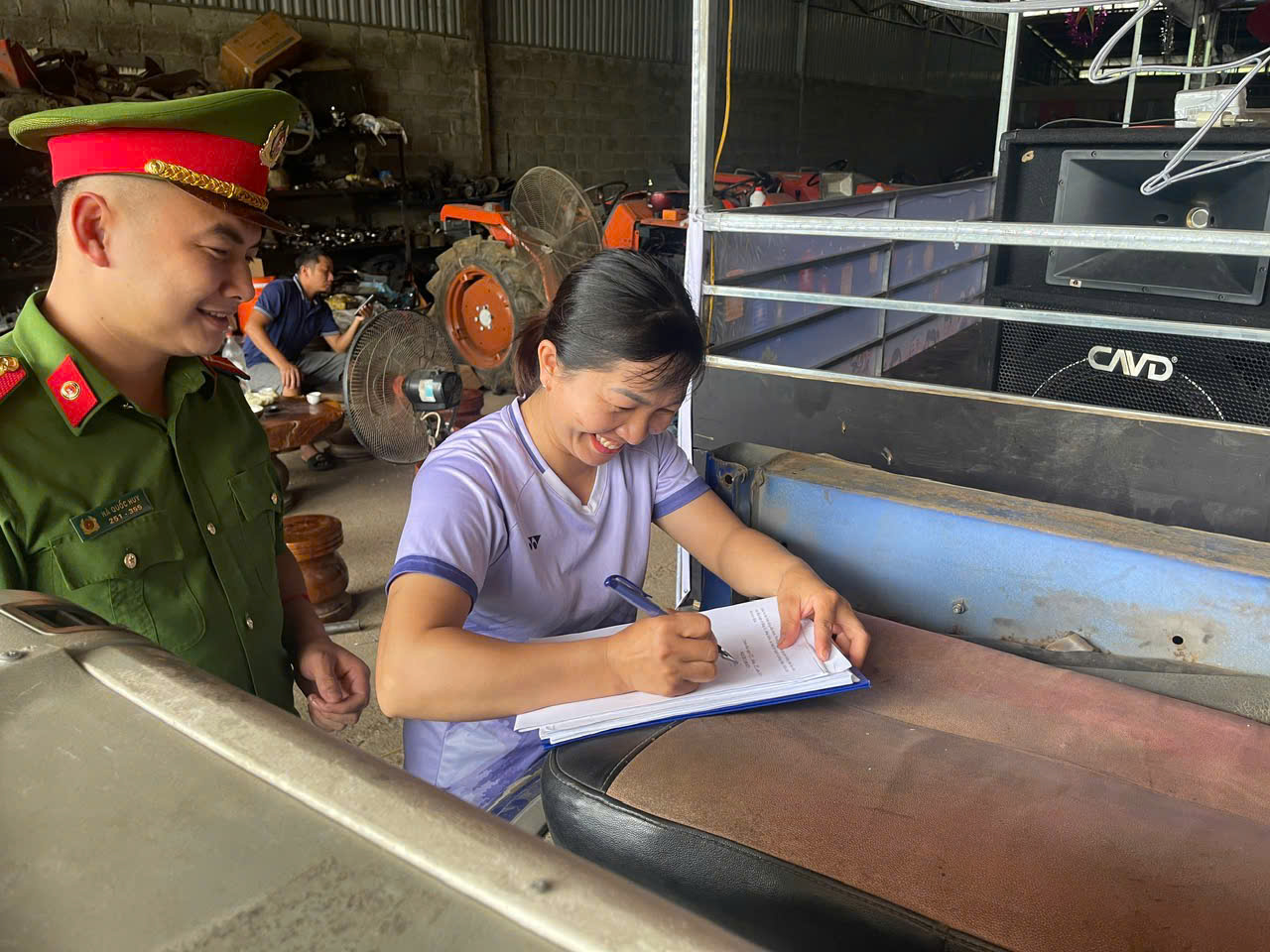 CÔNG AN XÃ CHIÊM HÓA KIỂM TRA, KÝ CAM KẾT BẢO ĐẢM AN TOÀN MÔ HÌNH TRUNG THU