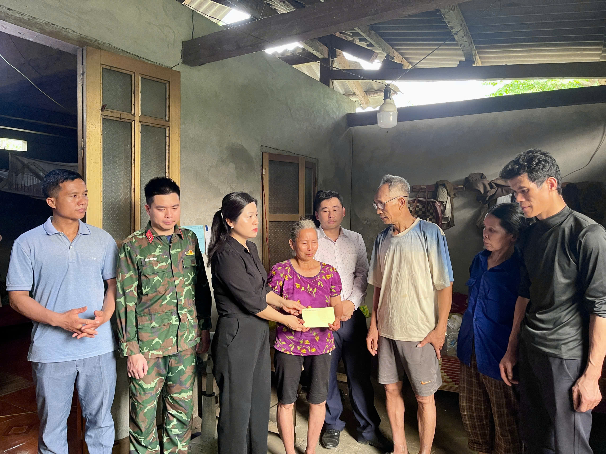 Lãnh đạo xã Kiên Đài thăm hỏi, động viên gia đình có nạn nhân đuối nước