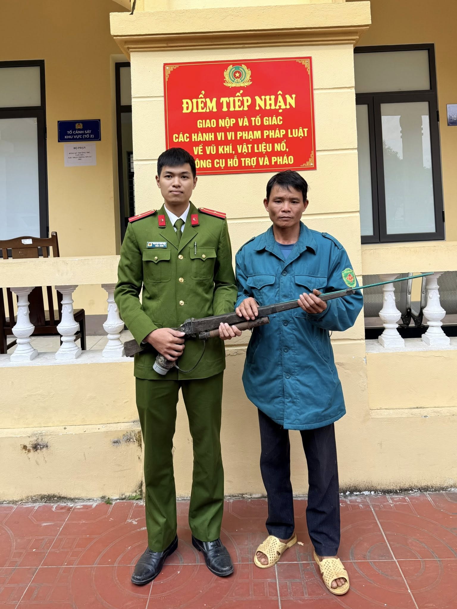 CÔNG AN XÃ PÀ VẦY SỦ TÍCH CỰC VẬN ĐỘNG THU HỒI VŨ KHÍ VẬT LIỆU NỔ