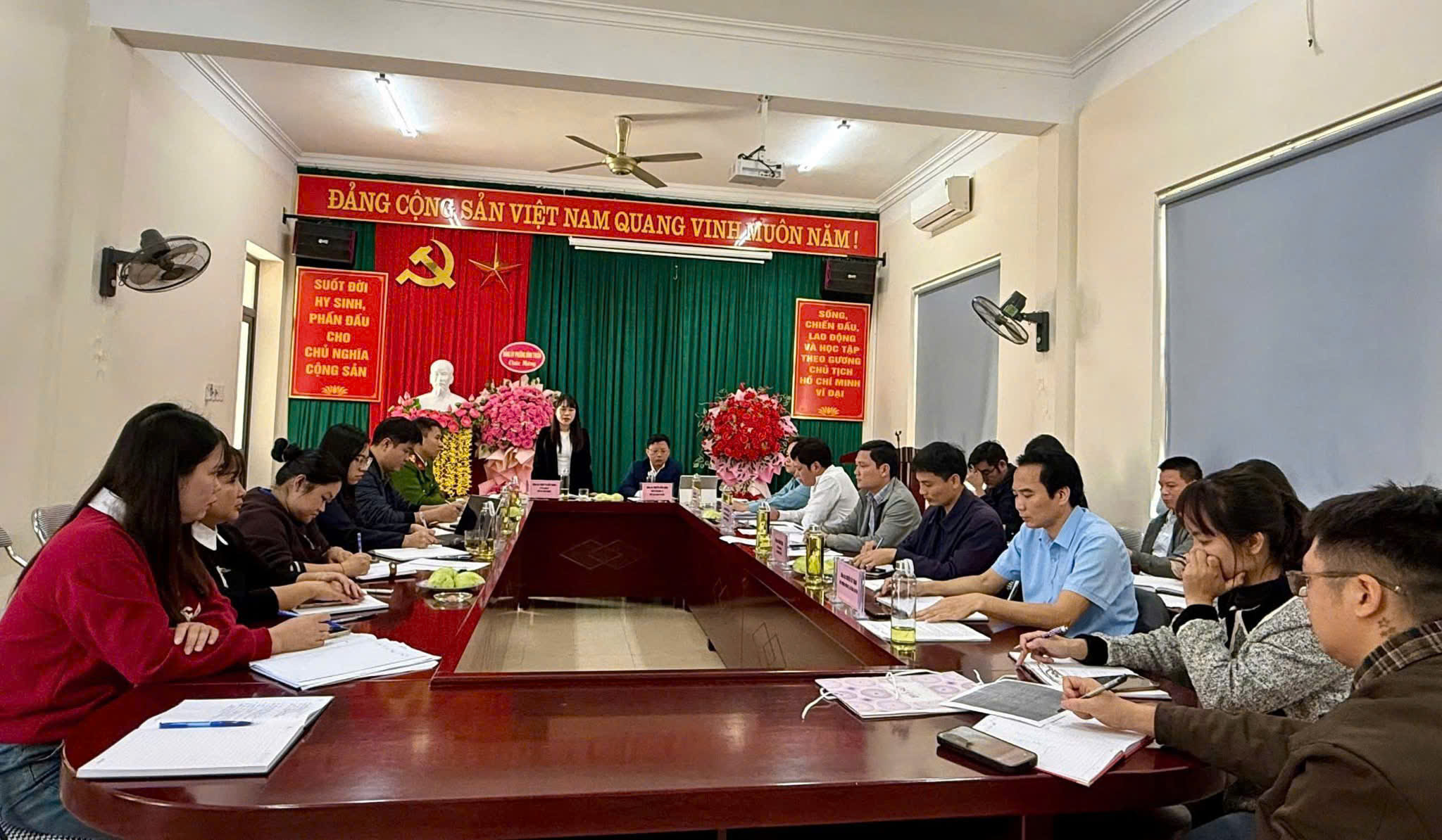 UBND phường Bình Thuận tổ chức Hội nghị giao ban đánh giá công tác tháng 11, triển khai nhiệm vụ tháng 12 năm 2025