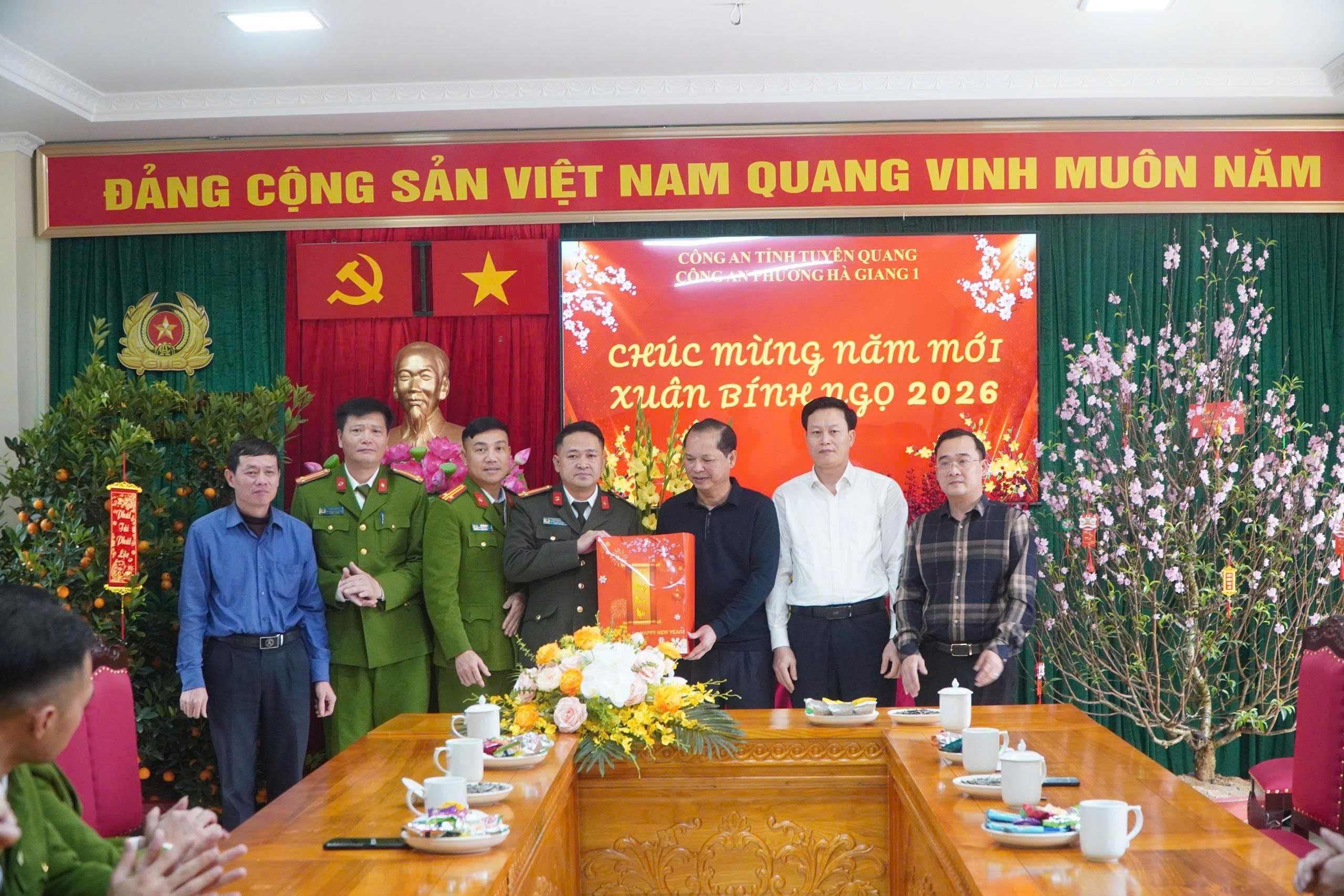 Bí thư Đảng uỷ phường Hà Giang 1 Nguyễn Danh Hùng đi thăm và chúc Tết các đơn vị trực Tết Bính Ngọ 2026.