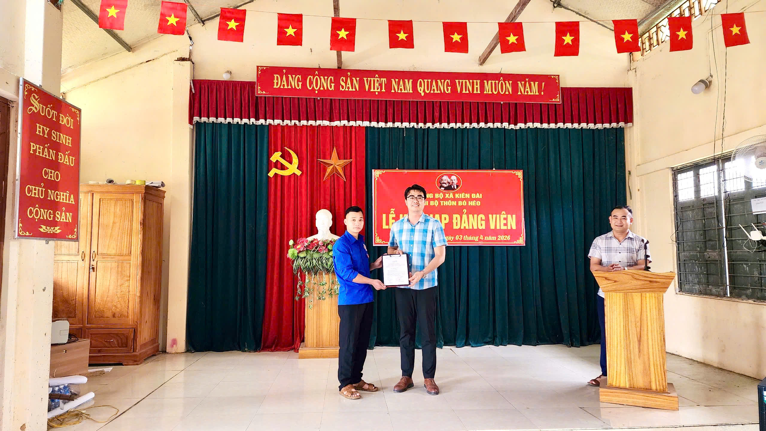 Chi bộ thôn Bó Héo tổ chức Lễ kết nạp Đảng viên mới