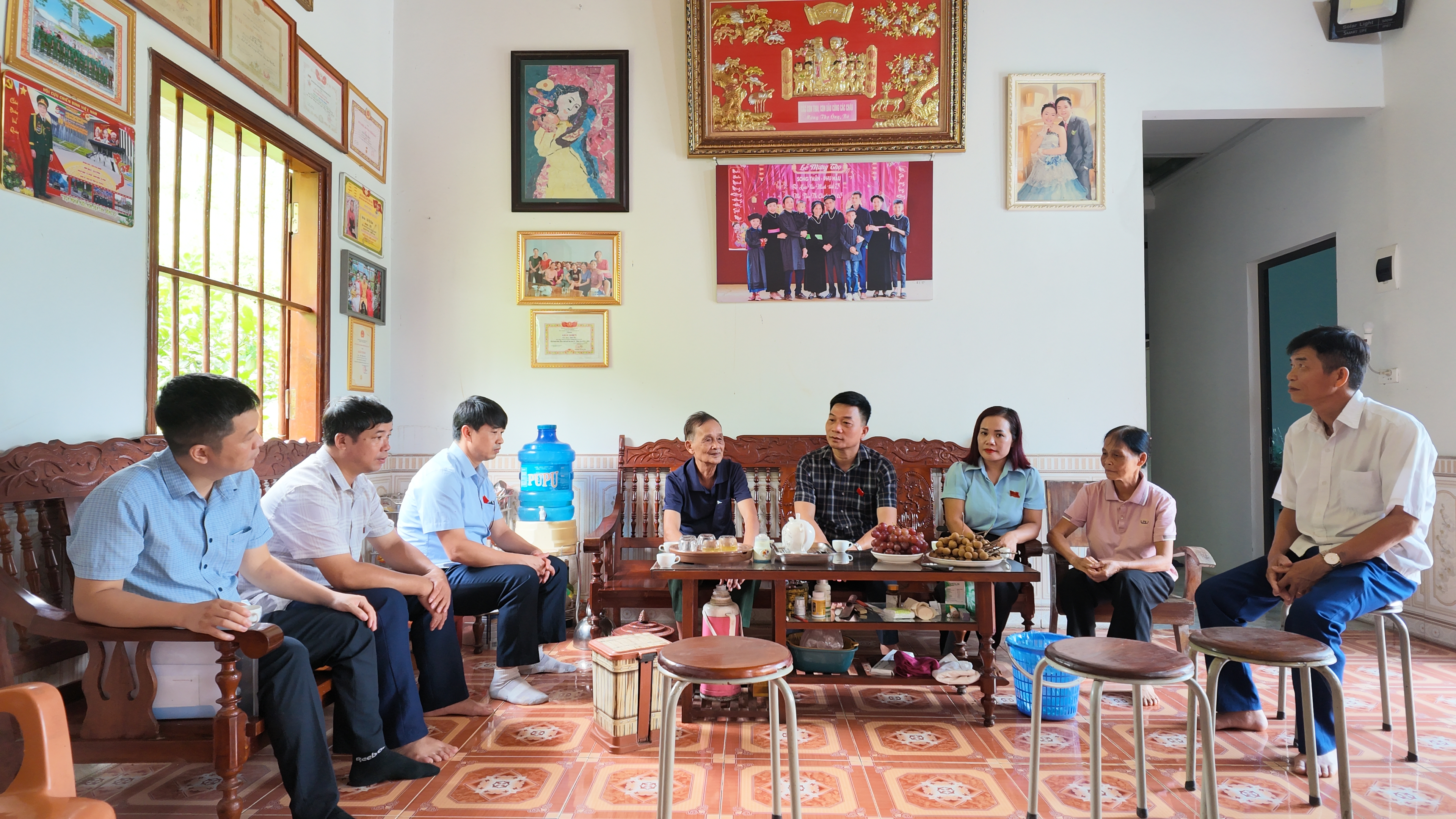 Tặng qu&agrave; 7.JPG