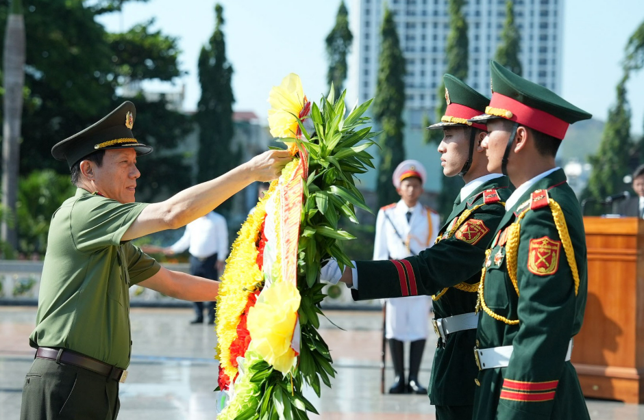 BỘ TRƯỞNG LƯƠNG TAM QUANG DÂNG HƯƠNG TRI ÂN CÁC ANH HÙNG LIỆT SỸ, THĂM, TẶNG QUÀ CÁC GIA ĐÌNH CHÍNH SÁCH VÀ NGƯỜI CÓ CÔNG TẠI TỈNH GIA LAI