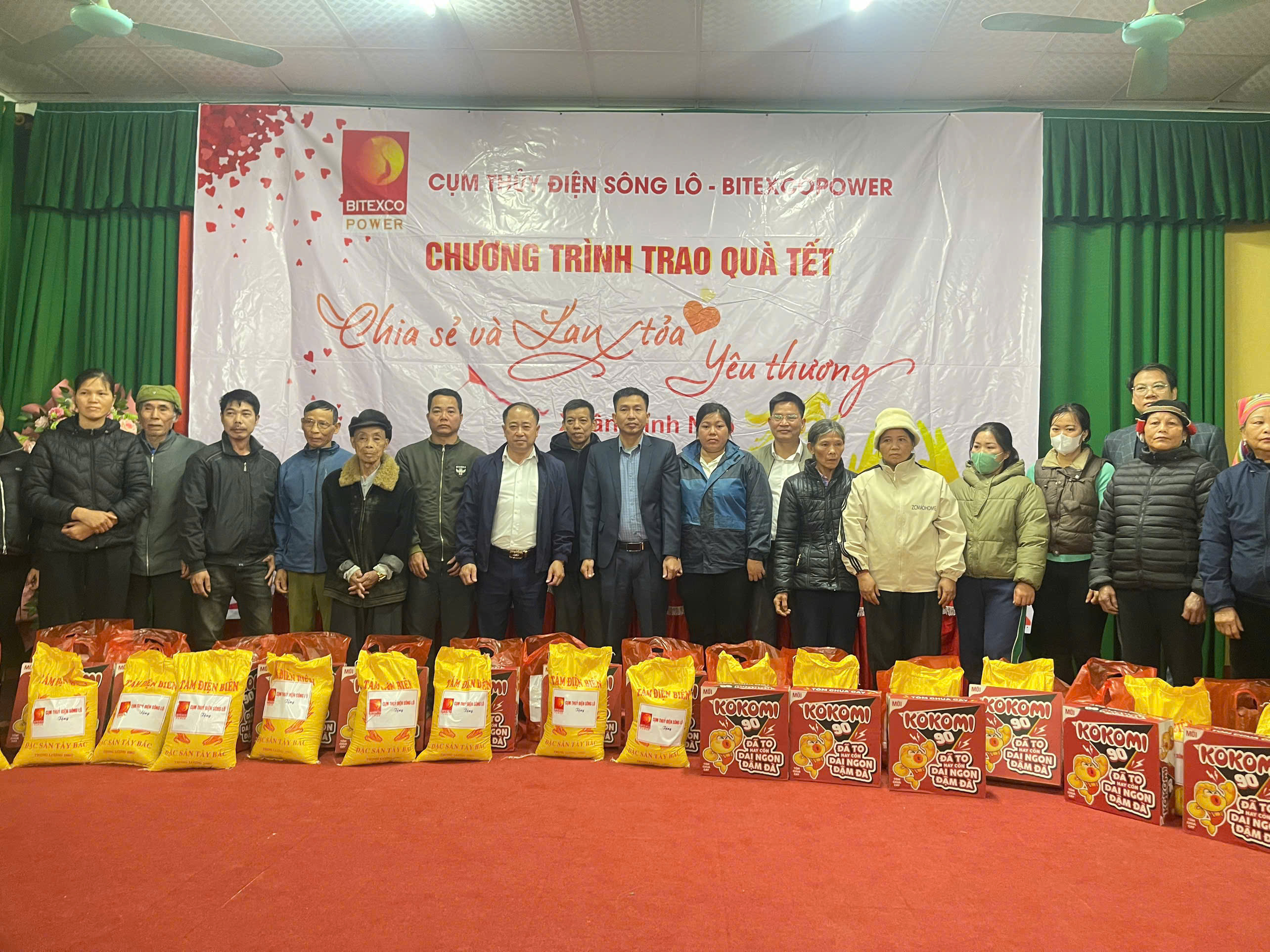 CÔNG TY TNHH XUÂN THIỆN HÀ GIANG TẶNG QUÀ TẾT CHO HỘ KHÓ KHĂN TẠI XÃ BẠCH XA