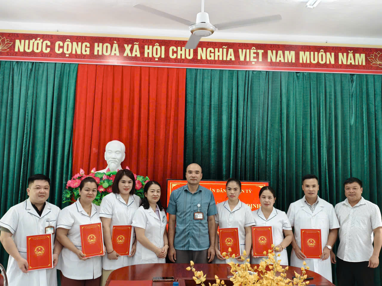 UBND XÃ CÁN TỶ CÔNG BỐ CÁC QUYẾT ĐỊNH TIẾP NHẬN VIÊN CHỨC VỀ CÔNG TÁC TẠI TRẠM Y TẾ XÃ