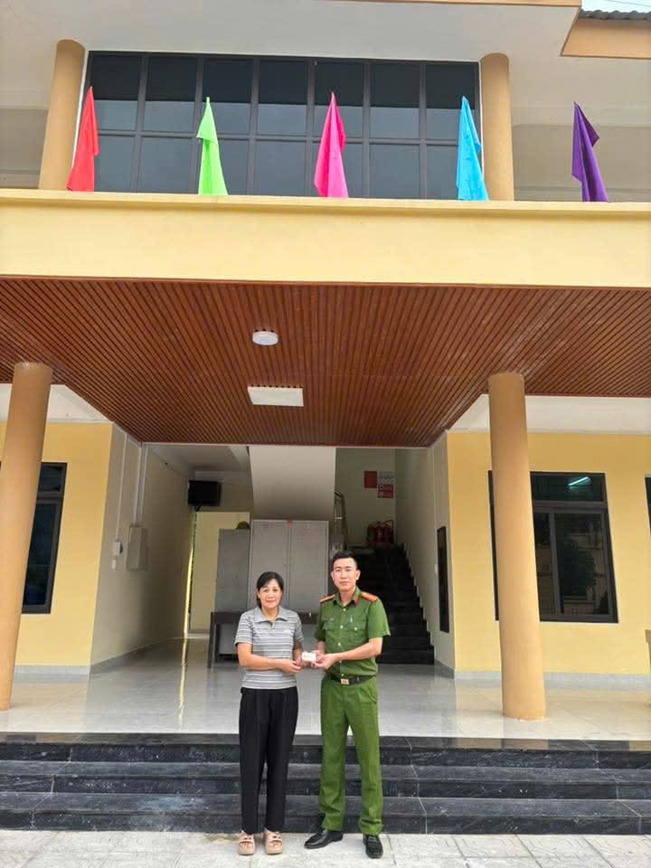 CÔNG AN XÃ YÊN MINH TRAO TRẢ CĂN CƯỚC BỊ ĐÁNH RƠI CHO NGƯỜI DÂN 