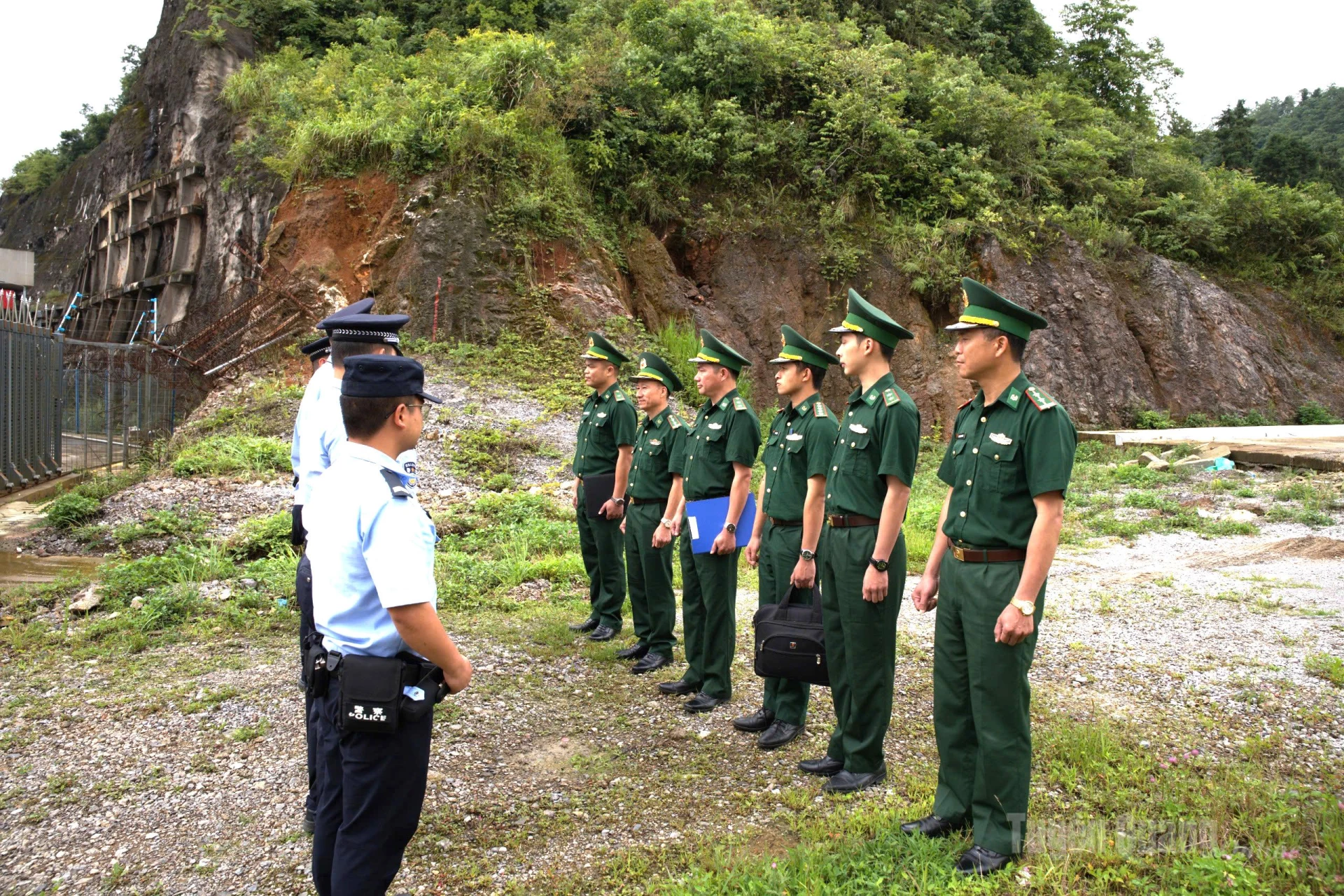 Truy dấu từ hai phía biên giới
