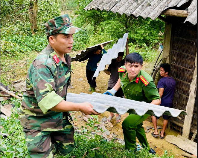 HUY ĐỘNG LỰC LƯỢNG HỖ TRỢ NHÂN DÂN KHẮC PHỤC HẬU QUẢ SAU MƯA LỐC