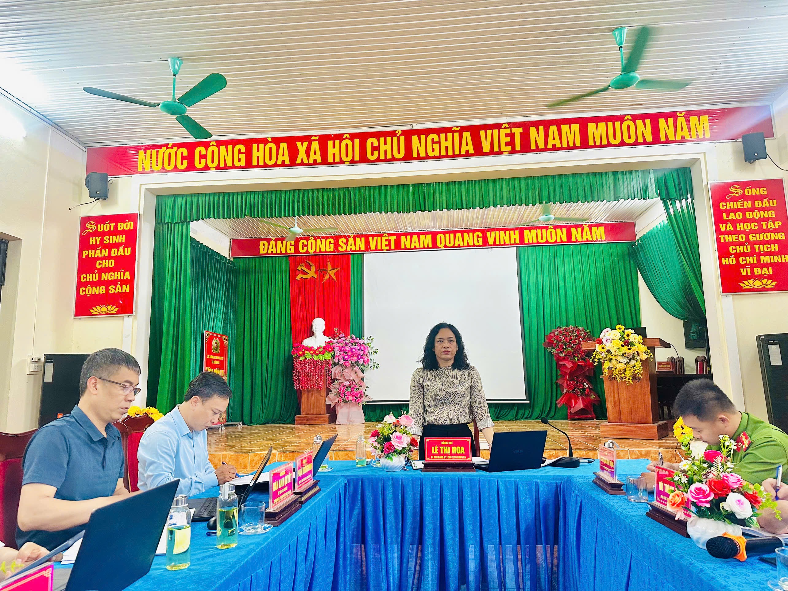 BAN CHỈ ĐẠO SẮP XẾP THÔN XÃ XUÂN VÂN HỌP ĐÁNH GIÁ TIẾN ĐỘ THỰC HIỆN CÔNG TÁC SẮP XẾP THÔN