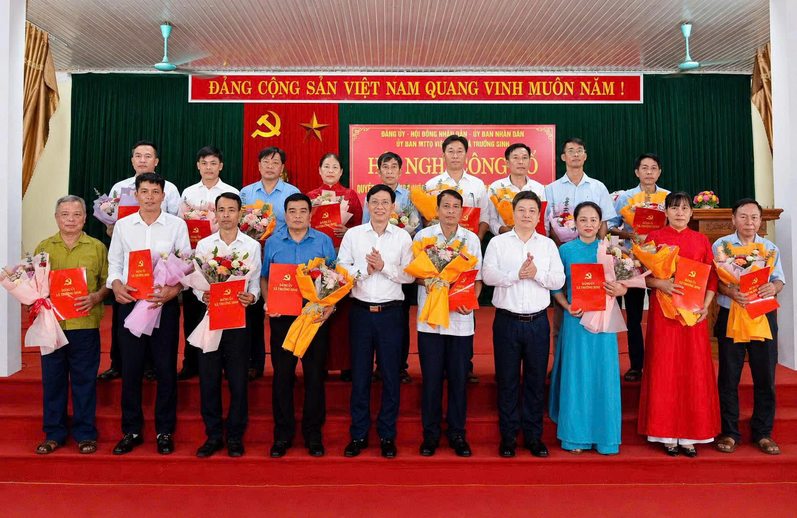 XÃ TRƯỜNG SINH TỔ CHỨC HỘI NGHỊ CÔNG BỐ NGHỊ QUYẾT, QUYẾT ĐỊNH SẮP XẾP, TỔ CHỨC LẠI THÔN TRÊN ĐỊA BÀN XÃ