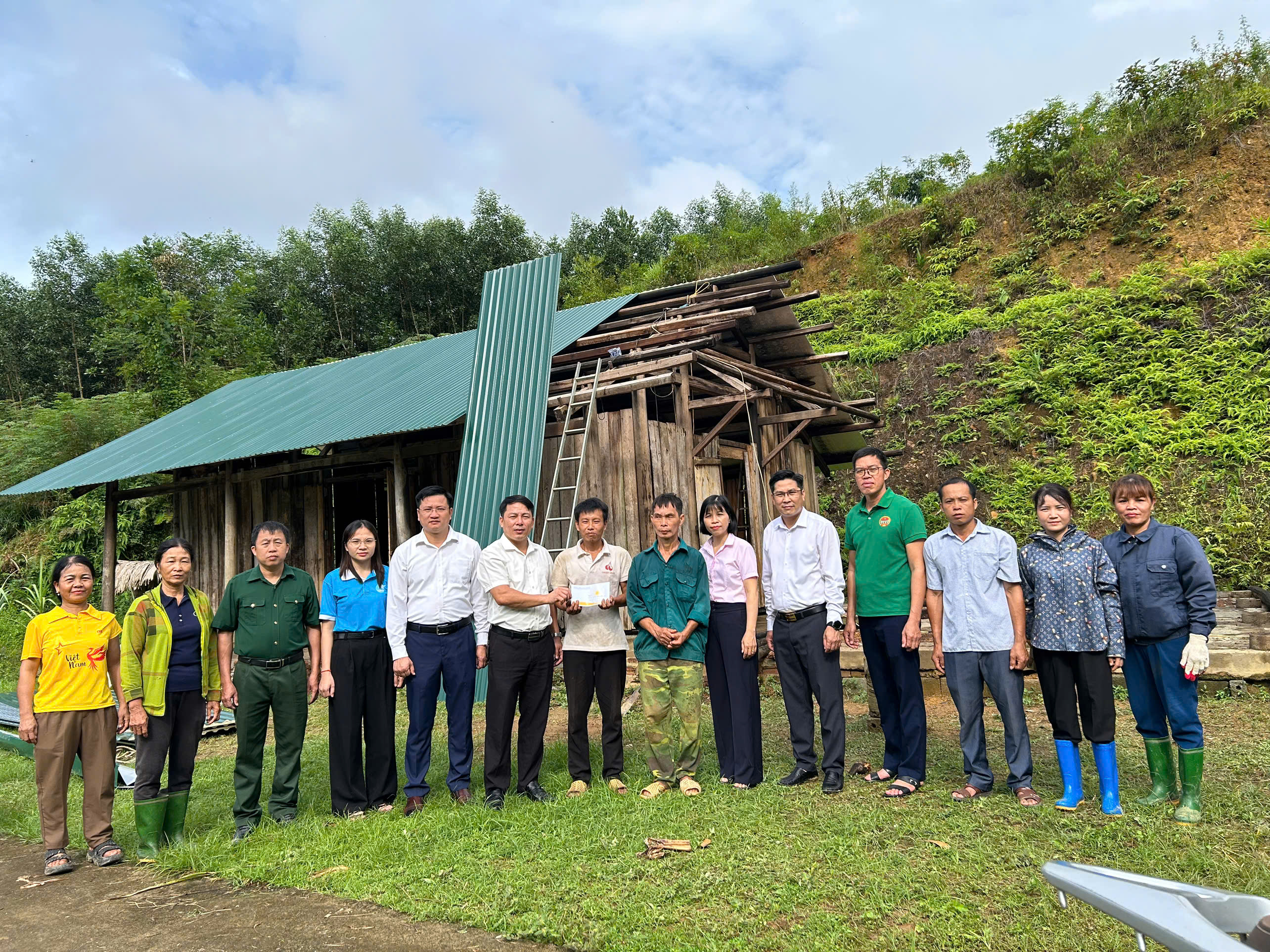 TRAO KINH PHÍ HỖ TRỢ TỪ QUỸ "VÌ NGƯỜI NGHÈO" CHO CÁC HỘ GIA ĐÌNH CÓ HOÀN CẢNH KHÓ KHĂN
