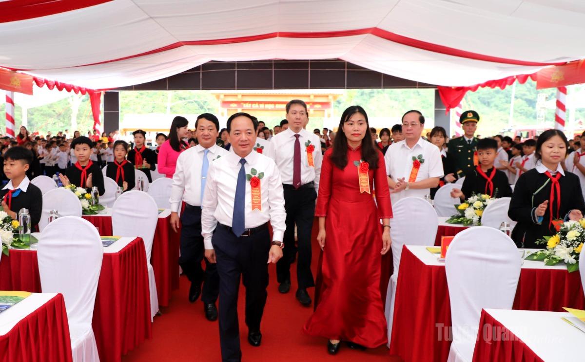 Đồng chí Trư ởng Ban Tuyên giáo Trung ương Trịnh Văn Quyết dự Lễ khai giảng và cắt băng khánh thành Trường Phổ thông nội trú liên cấp Tiểu học và THCS Thanh Thủy