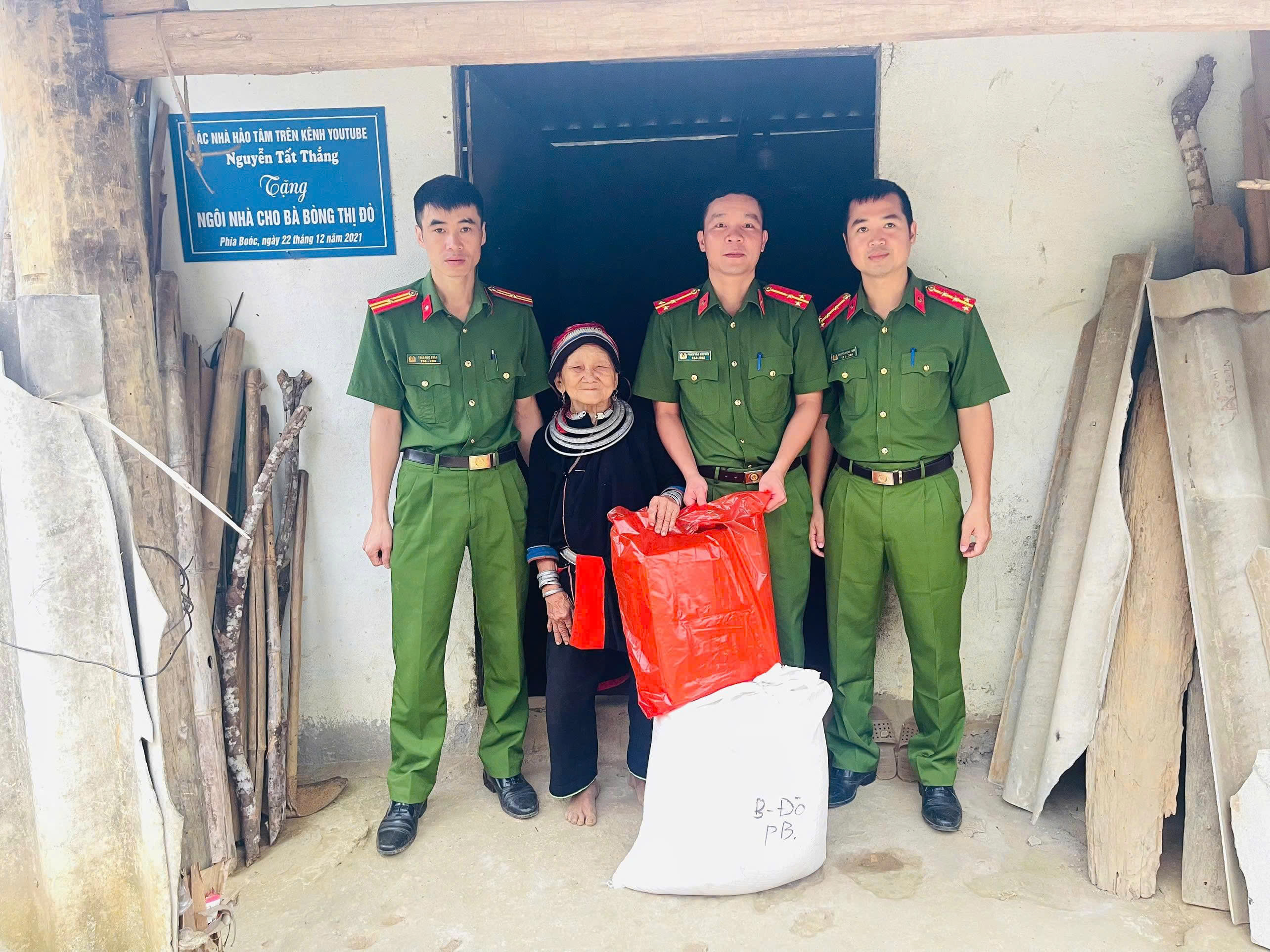  CÔNG AN XÃ GIÁP TRUNG SẺ CHIA YÊU THƯƠNG, ĐỒNG HÀNH CÙNG NHÂN DÂN