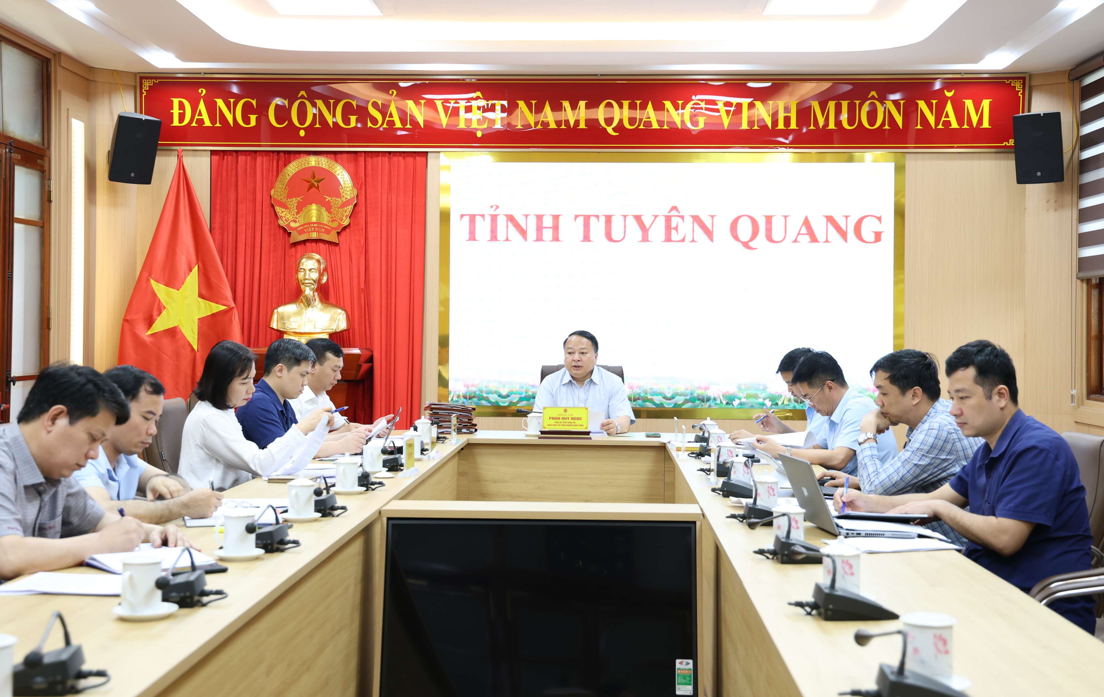 Đồng chí Chủ tịch UBND tỉnh Phan Huy Ngọc: Quản lý chặt chẽ, khai thác hiệu quả cơ sở nhà, đất dôi dư