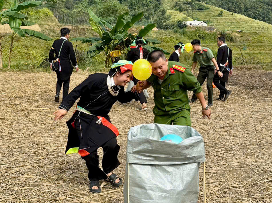 CÔNG AN XÃ CAO BỒ TÍCH CỰC THAM GIA NGÀY HỘI ĐẠI ĐOÀN KẾT DÂN TỘC TRÊN ĐỊA BÀN