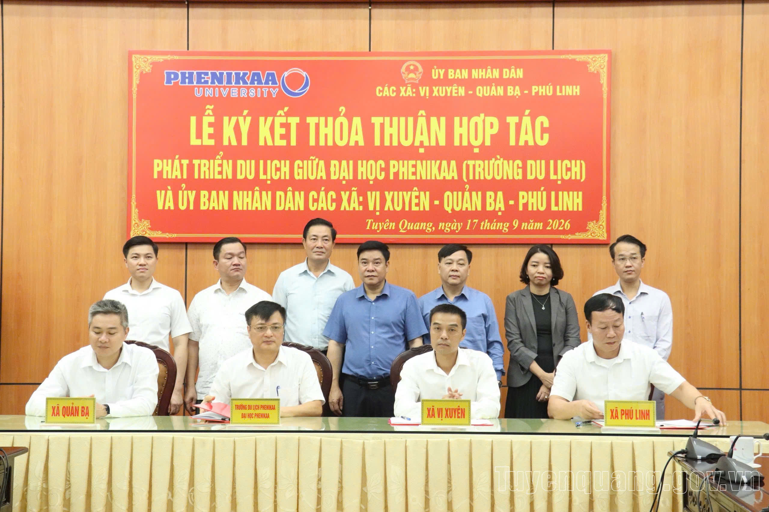 Phó Chủ tịch UBND tỉnh Hoàng Gia Long chứng kiến ký kết hợp tác phát triển du lịch giữa Trường Đại học Phenikaa và UBND các xã Vị Xuyên, Quản Bạ, Phú Linh