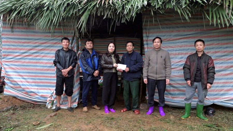 UBMTTQ xã trao hỗ trợ cho các hộ gia đình bị hỏa hoạn