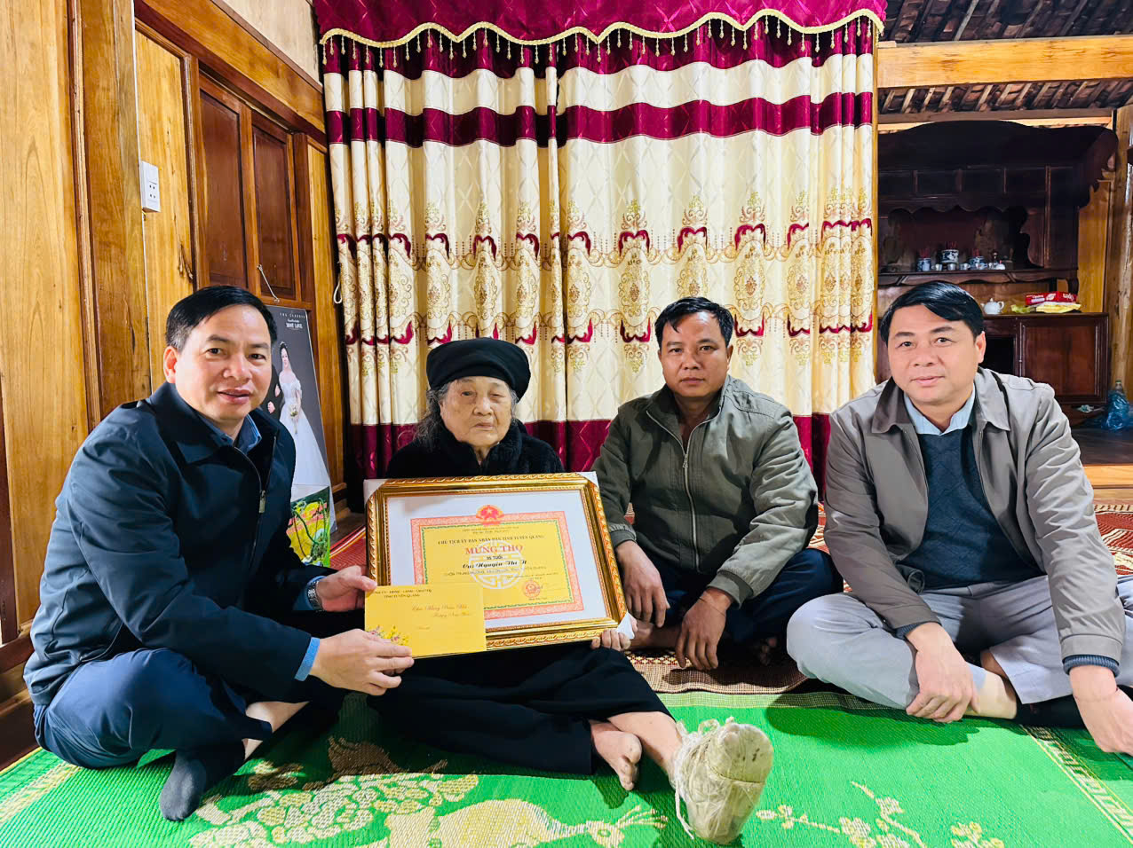 LÃNH ĐẠO XÃ CÔN LÔN THĂM CHÚC THỌ NGƯỜI CAO TUỔI.