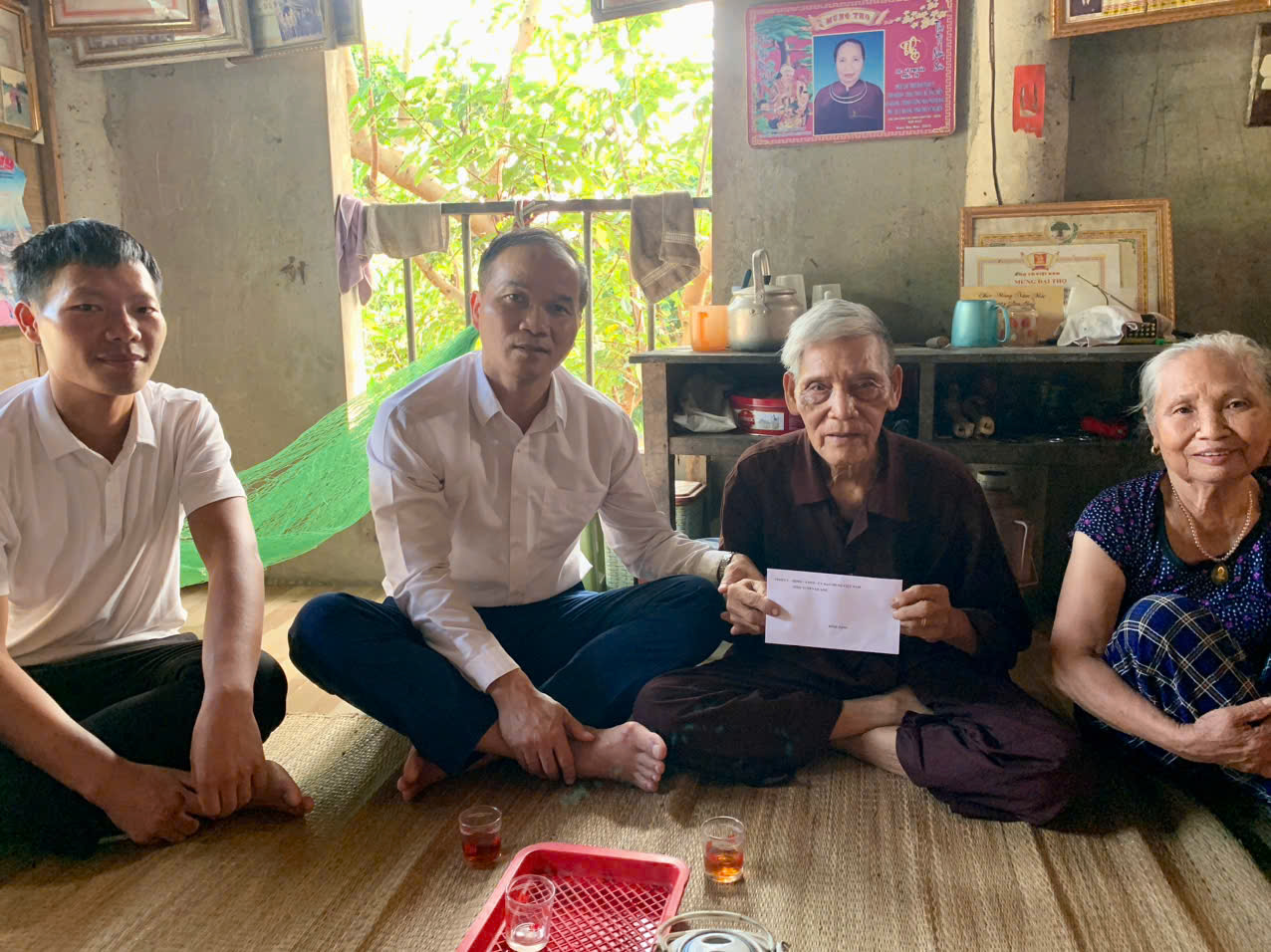 Đồng chí: Bí thư Đảng ủy Thăm hỏi, chúc sức khỏe người cao tuổi nhân dịp kỷ niệm 35 năm Ngày Quốc tế Người cao tuổi
