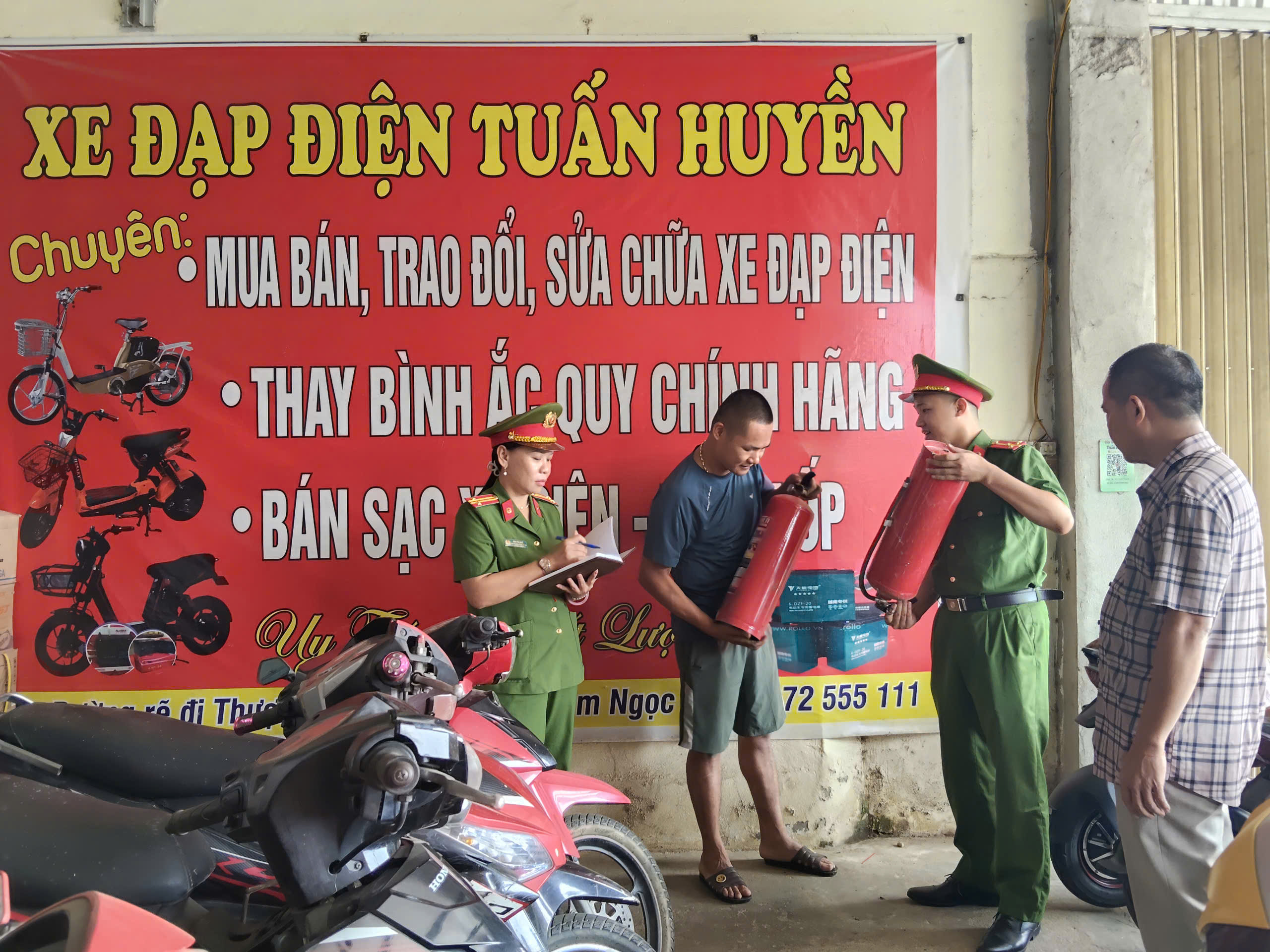 CÔNG AN XÃ BẰNG HÀNH THAM MƯU KIỂM TRA AN TOÀN PCCC VÀ CNCH TẠI CÁC CƠ SỞ KINH DOANH SỬA CHỮA XE ĐIỆN, KHO CHỨA PIN VÀ LINH KIỆN