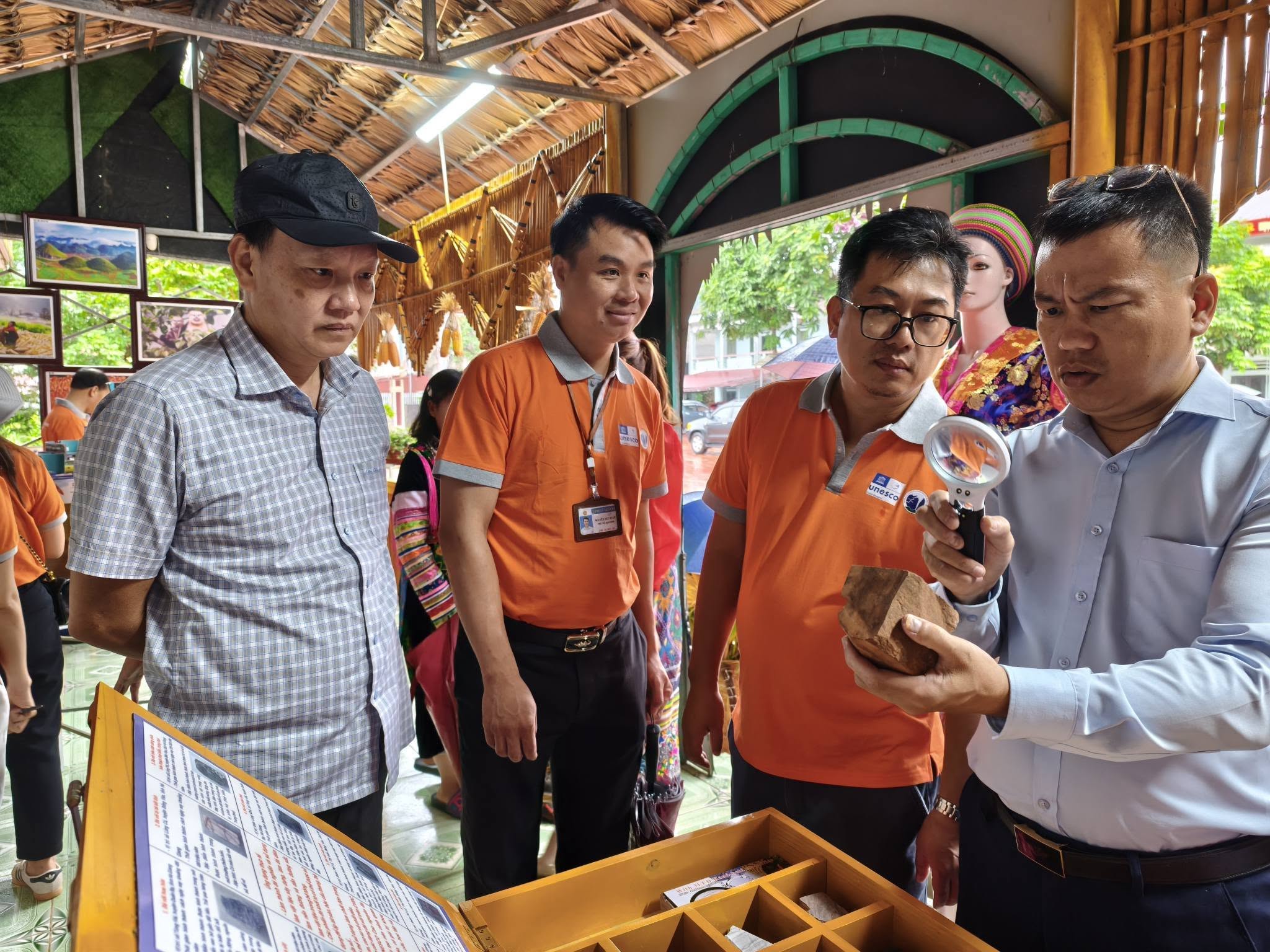 Đoàn tiền thẩm định đã đi kiểm tra, tổng duyệt công tác đón tiếp tại các tuyến điểm di sản trên địa bàn xã Quản Bạ. 