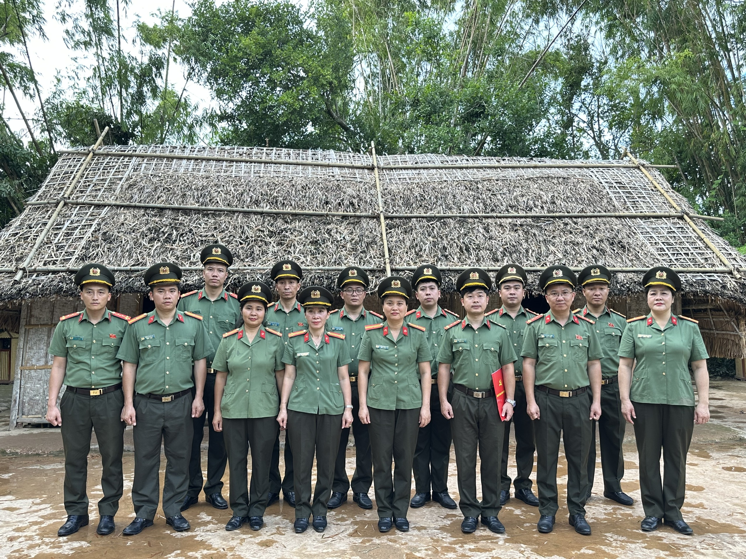 HOẠT ĐỘNG SINH HOẠT CHÍNH TRỊ VỀ NGUỒN, GIAO LƯU, HỌC TẬP KINH NGHIỆM HƯỚNG TỚI 80 NĂM NGÀY TRUYỀN THỐNG LỰC LƯỢNG AN NINH NHÂN DÂN 