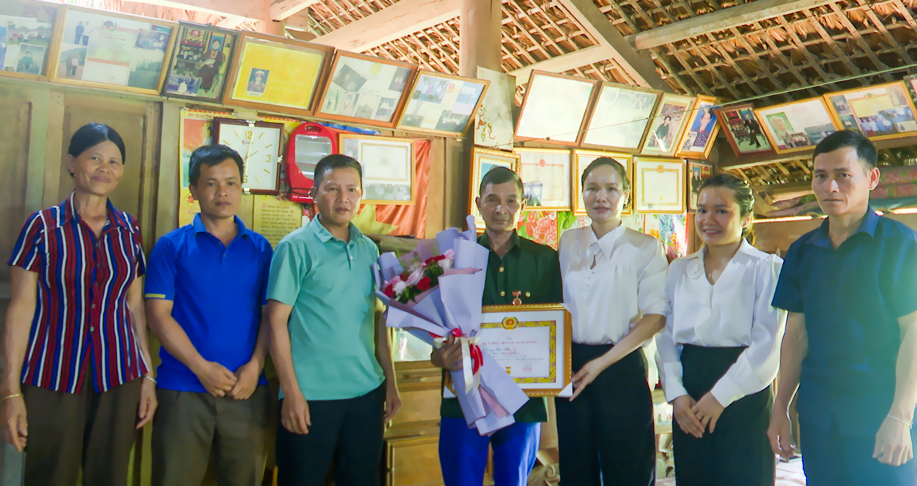 Đảng bộ xã Quang Bình trao Huy hiệu 40 năm tuổi Đảng cho đảng viên Hoàng Văn Đâu tại thôn Nà Đát