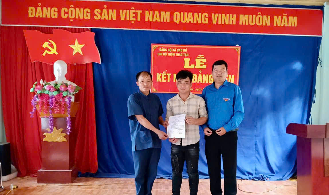 Chi bộ thôn Thác Tậu tổ chức Lễ kết nạp đảng viên mới
