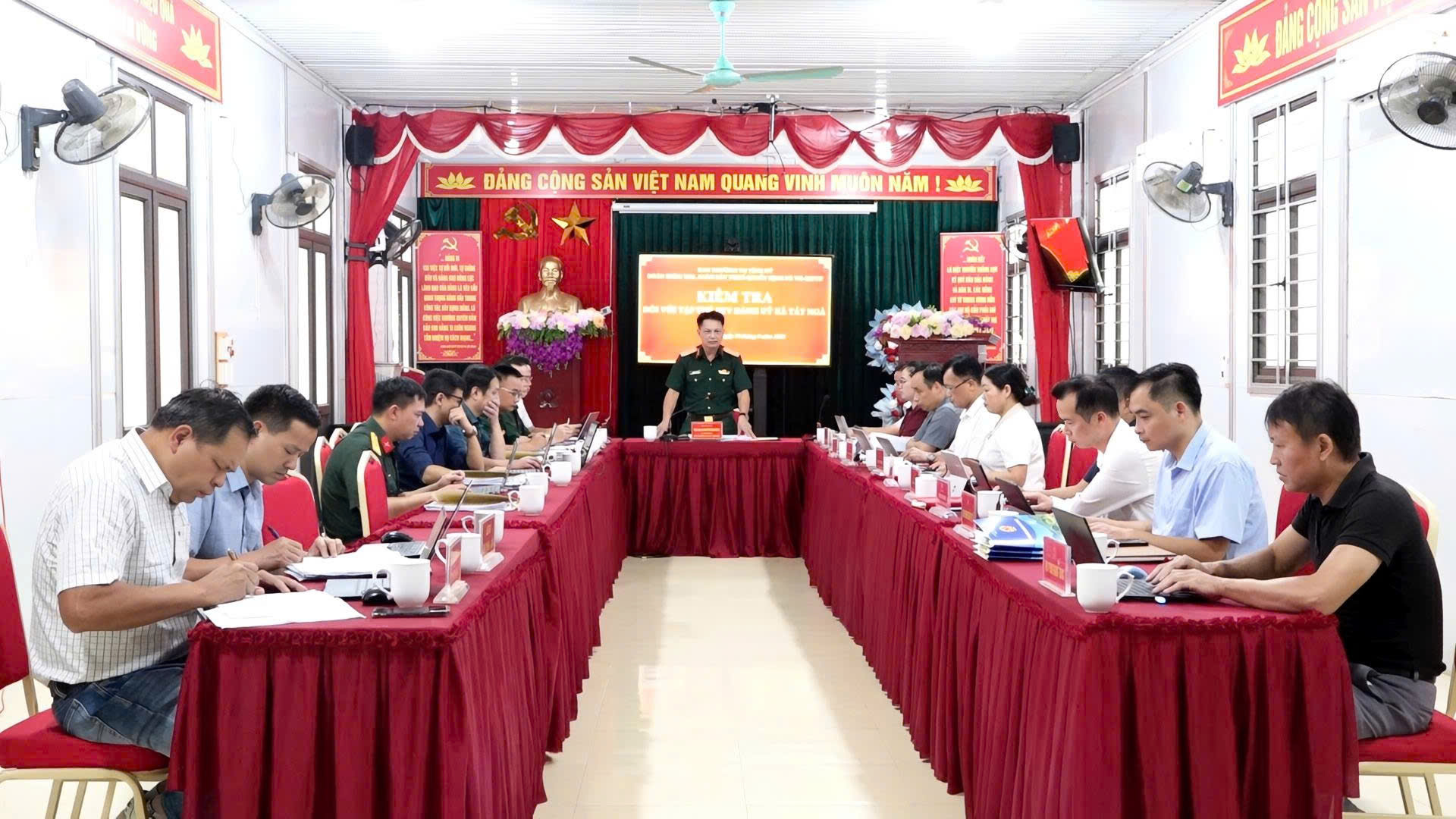 Đoàn công tác của Ban Thường vụ Tỉnh ủy kiểm tra, làm việc với Ban Thường vụ Đảng ủy xã Tát Ngà