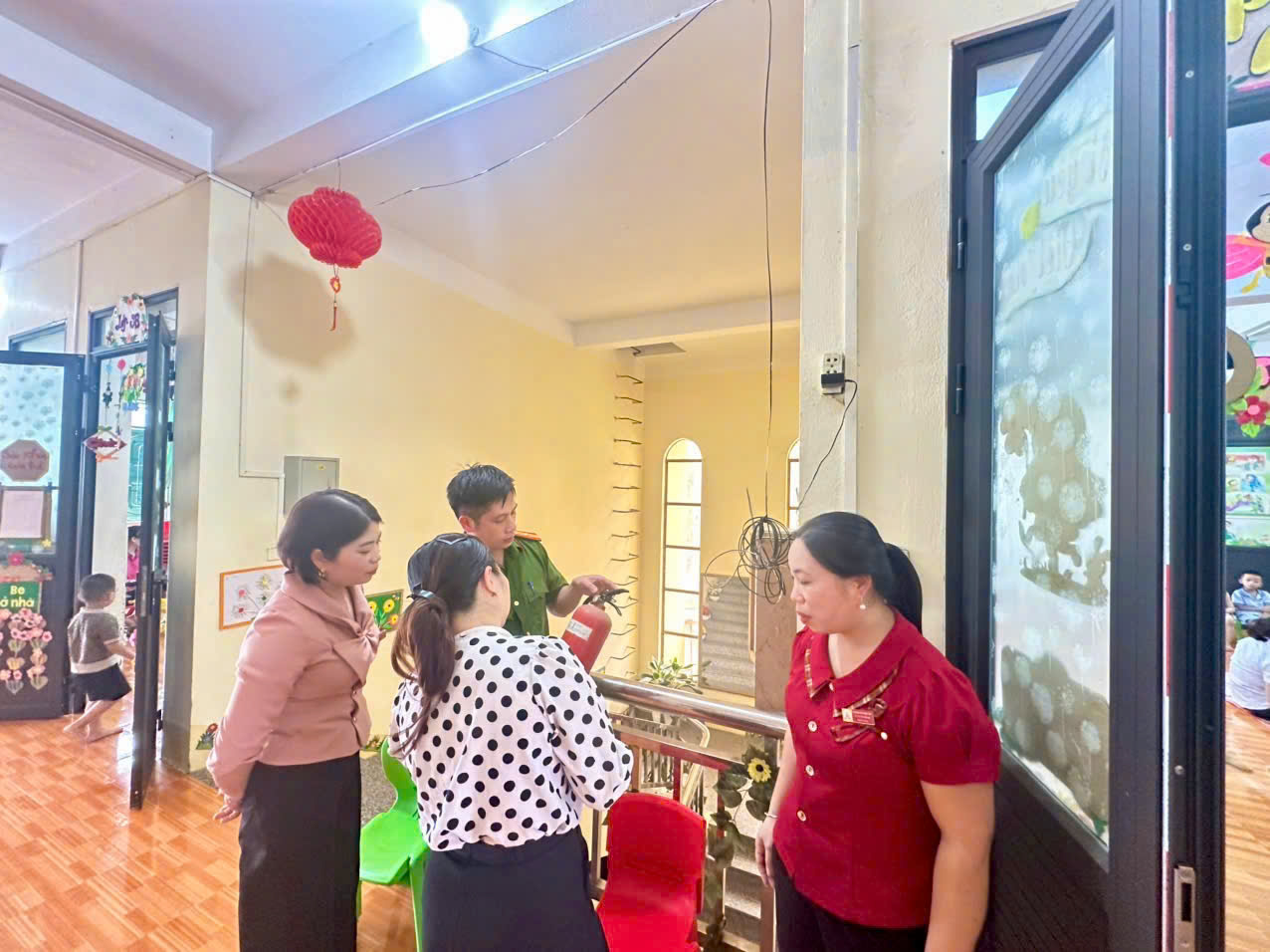 CÔNG AN XÃ ĐỒNG YÊN TĂNG CƯỜNG KIỂM TRA, HƯỚNG DẪN CÔNG TÁC PCCC TẠI TRƯỜNG MẦM NON