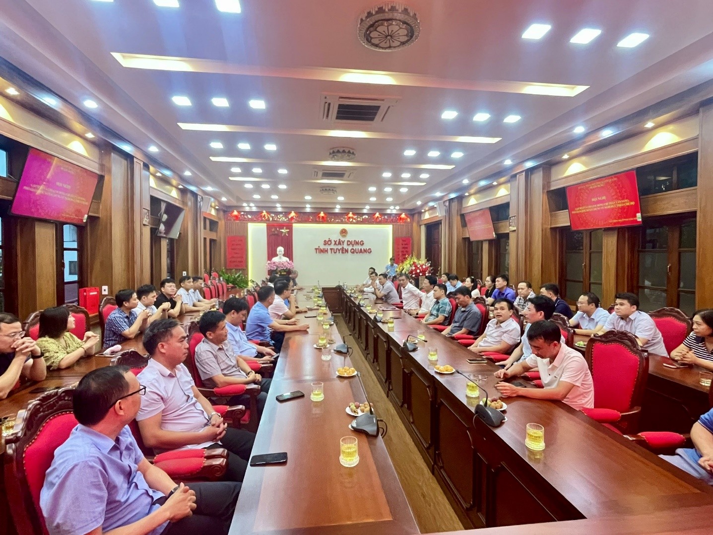 Toàn cảnh gồm các đồng chí trong Ban Giám đốc Sở, lãnh đạo các phòng, đơn vị trực thuộc
