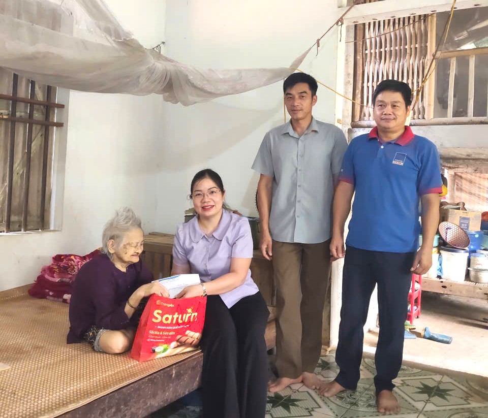 Đồng chí Hoàng Thị Thu Hiền thăm, tặng quà Mẹ liệt sĩ nhân kỷ niệm 79 năm Ngày Thương binh - Liệt sĩ