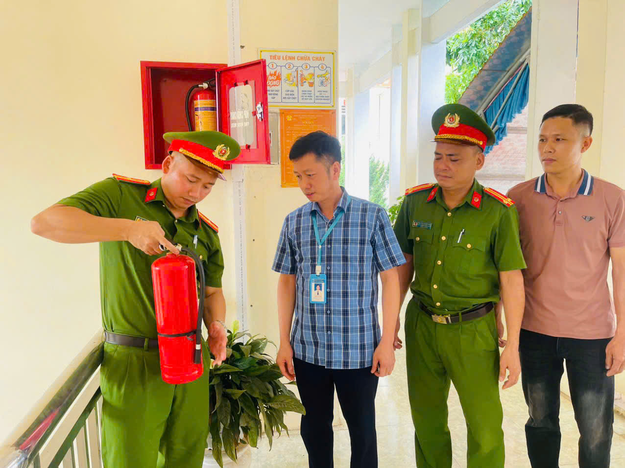 Công an xã Liên Hiệp phối hợp kiểm tra, đảm bảo an ninh, an toàn tuyệt đối cho kỳ thi tốt nghiệp THPT năm 2026