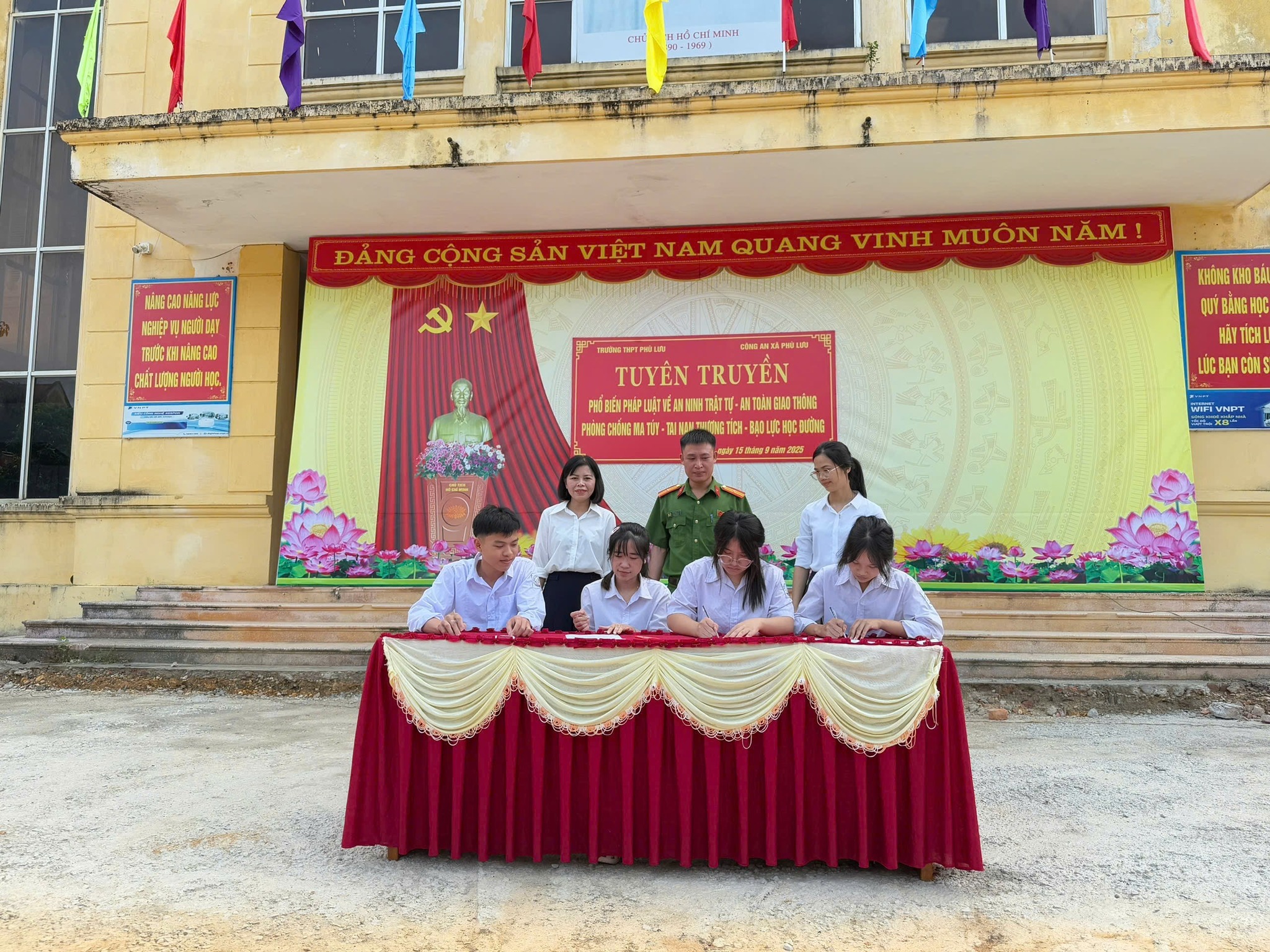 ĐẨY MẠNH CÔNG TÁC TUYÊN TRUYỀN GIÁO DỤC PHÁP LUẬT ĐẦU NĂM HỌC MỚI