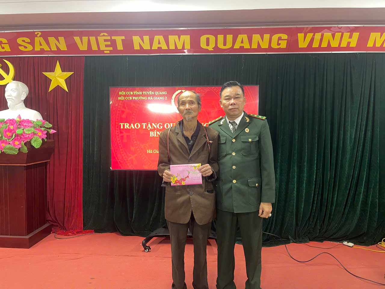 Hội CCB phường Hà Giang 2 đã tổ chức trao tặng và chúc tết cho hội viên CCB có hoàn cảnh khó khăn